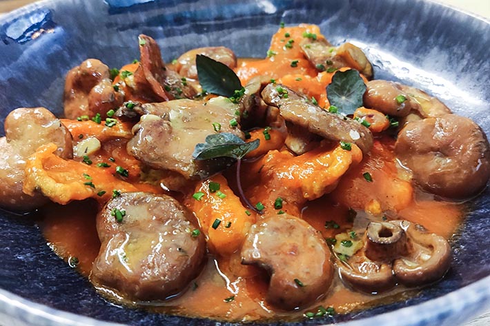 Lengua de vaca con su salsa, boletus pinícola risolado, crujiente de raíz de loto Sagrario tradicion